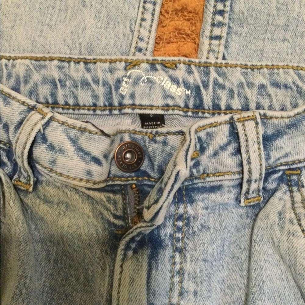 Girls Art Class jeans Washed light Denim  size 8 large cargo pockets